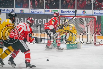 -50- Kyle Gibbons (EC Bad Nauheim) und -20- Manuel Strodel (-A- EC Bad Nauheim) gegen -23- Sinisa Martinovic (Torwart EC Bad T&ouml;lz), in der DEL 2 - EC Bad Nauheim gegen EC Bad T&ouml;lz, Bad Nauheim, Colonel-Knight-Stadion, 27.10.19